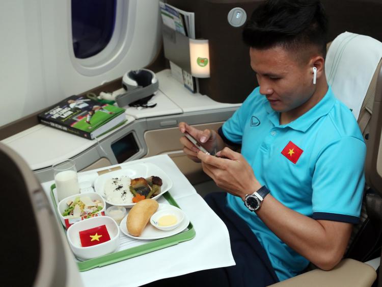 Thực đơn đặc biệt trên không dành cho tuyển Việt Nam sang UAE