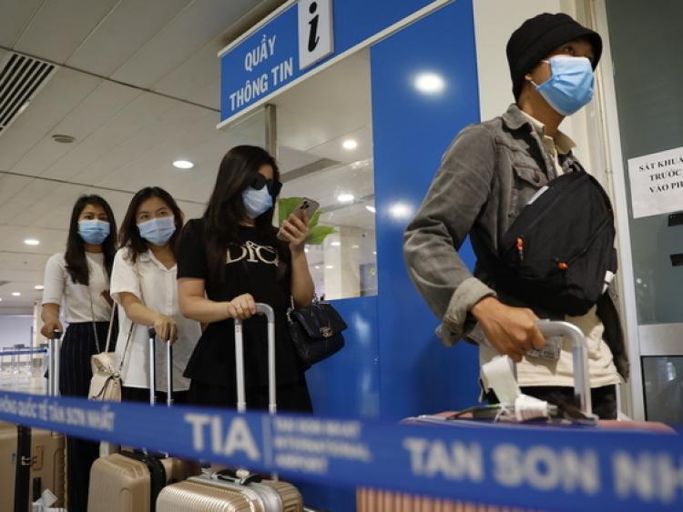 Việt Nam khuyến cáo thận trọng với “du lịch vaccine“