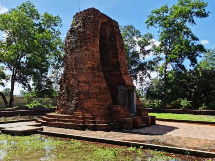 Trưng bày nhiều bảo vật quốc gia tại tháp Vĩnh Hưng