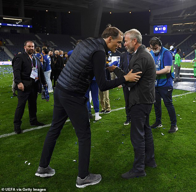 &#34;Ông trùm&#34; Abramovich lộ ảnh cùng Chelsea ăn mừng vô địch Cúp C1 - 1