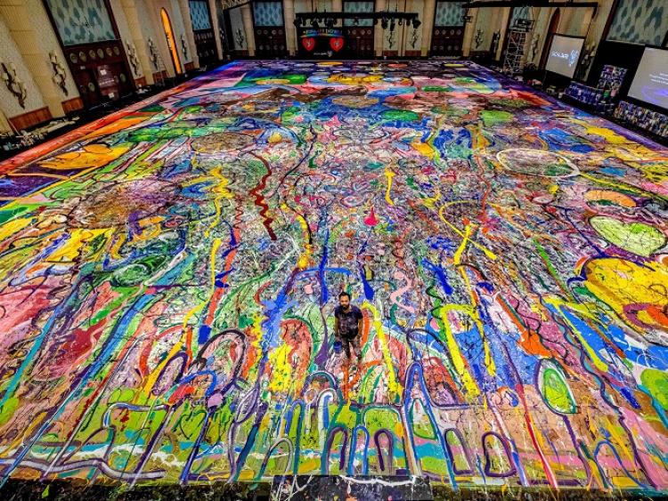 Bất ngờ với bức tranh canvas lớn nhất thế giới trị giá 62 triệu USD