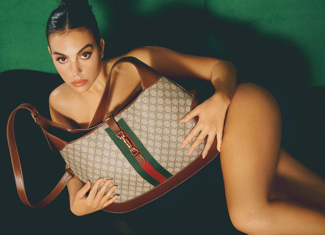 Bạn gái Ronaldo khoe vòng 1 quyến rũ làm nóng EURO, khẳng định tương lai CR7 - 4