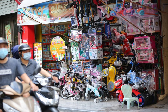 Khu giải trí, phố bán đồ chơi trẻ em ở Hà Nội điêu đứng vì dịch - 2