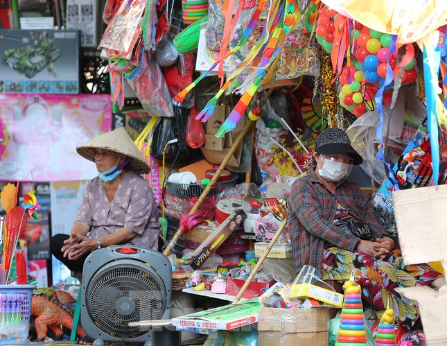 Khu giải trí, phố bán đồ chơi trẻ em ở Hà Nội điêu đứng vì dịch - 3