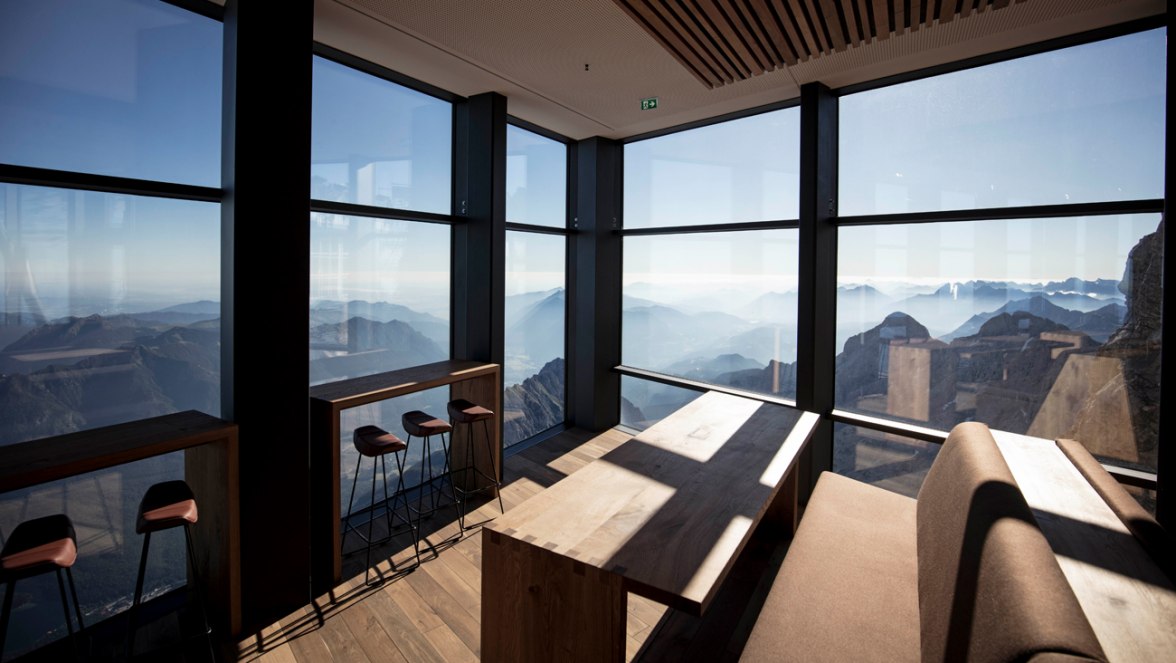 Nhà hàng ngắm cảnh trên đỉnh núi 3000 m mở cửa lại đón du khách - 2