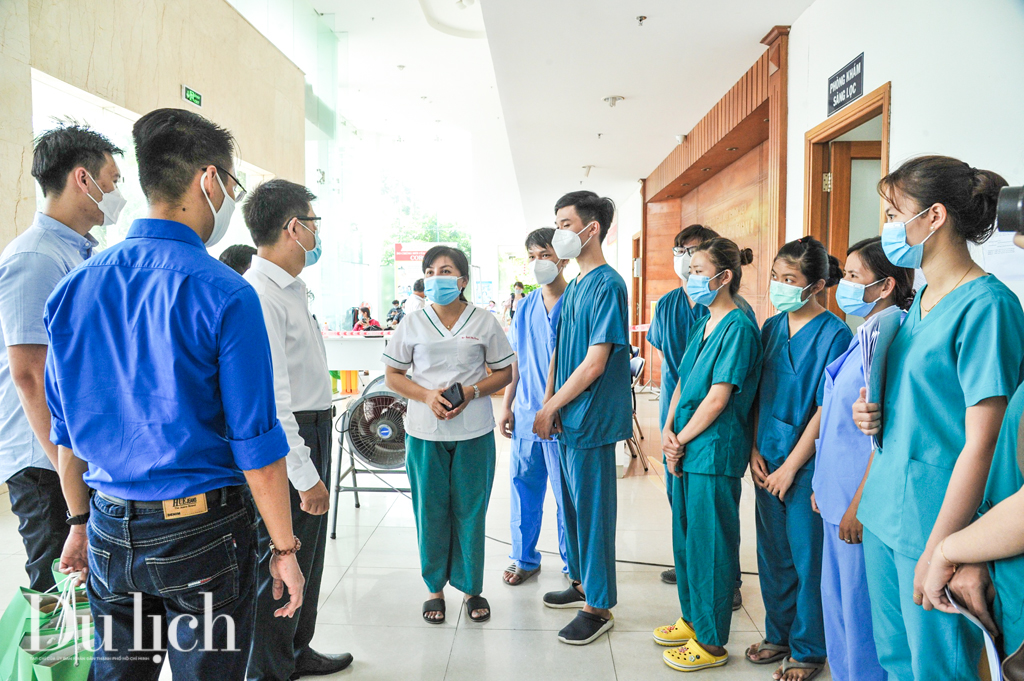 TP.HCM: Sinh viên đại học y khoa tình nguyện vào tâm dịch - 1