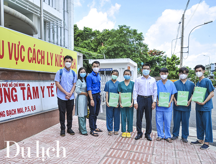 TP.HCM: Sinh viên đại học y khoa tình nguyện vào tâm dịch