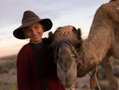 Chuyện hay - Cô gái bỏ việc để đi bộ 5.000 km cùng lạc đà