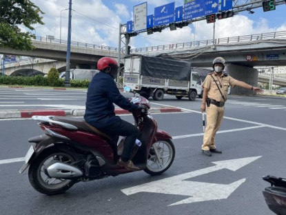 Chuyển động - Cảnh sát giao thông sẽ xử phạt người không đeo khẩu trang