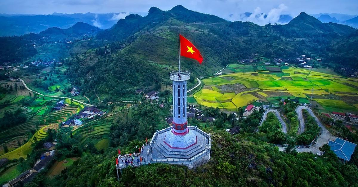 Cột cờ Miền Biên Viễn có lịch sử hơn 50 năm, được coi là một điểm đến lịch sử đầy ý nghĩa cho du khách khi đến với khu vực Tây Bắc. Tại đây, bạn có thể tìm hiểu về câu chuyện lịch sử của tuyến đường biên giới Việt - Lào, cũng như thưởng thức vẻ đẹp tự nhiên hoang sơ và viên kim cương của Tây Bắc Việt Nam.