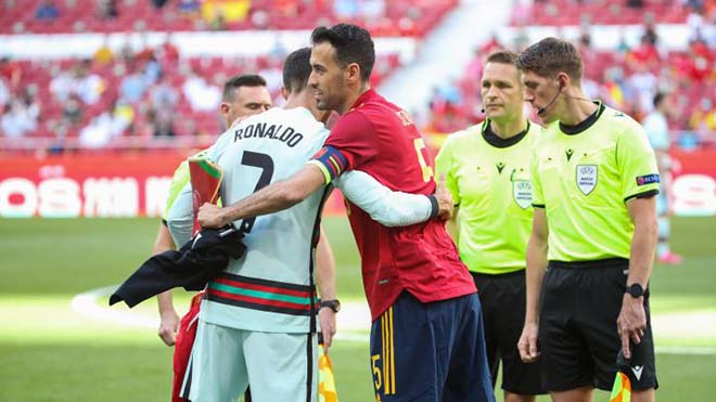 Rúng động EURO 2021: Sergio Busquets dương tính Covid-19, Ronaldo & BĐN tái mặt - 2