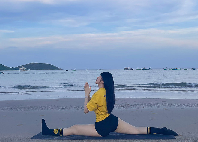 Hot girl Yoga Mai Sương mê mẩn xoạc chân, tạo dáng khó trên cát lún - 1