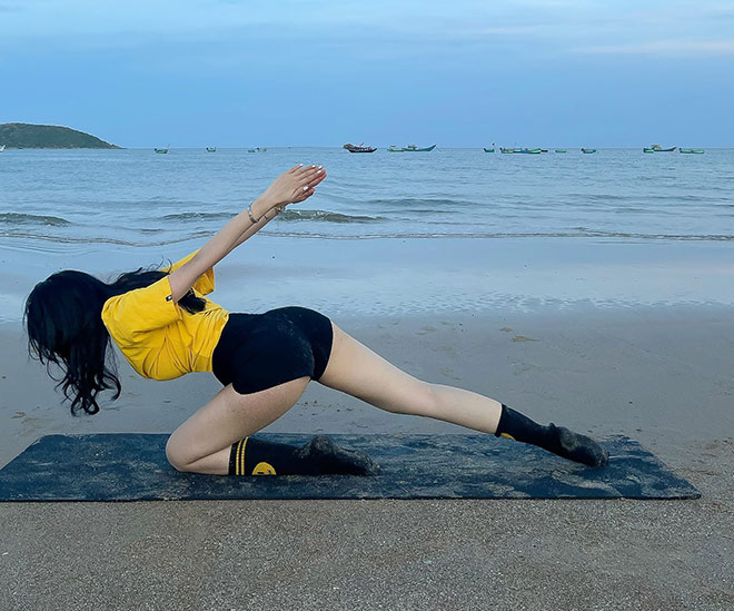 Hot girl Yoga Mai Sương mê mẩn xoạc chân, tạo dáng khó trên cát lún - 9