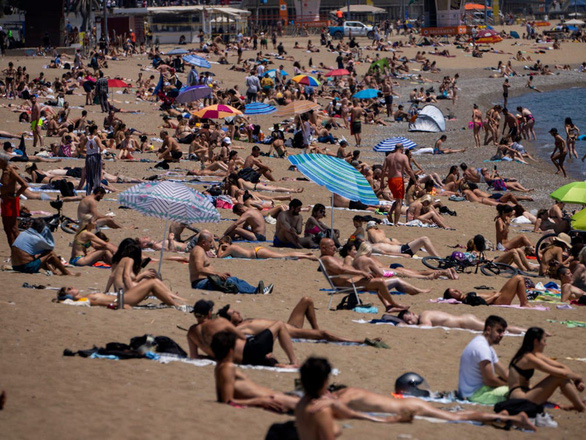 Khách ùn ùn trở lại, mùa du lịch hè ở châu Âu bắt đầu 'nóng' lên - 6