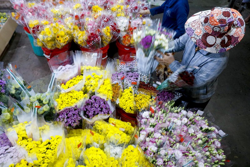 Mua nhanh, bán nhanh ở chợ hoa Đầm Sen để phòng dịch COVID-19 - 7