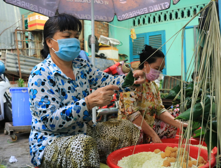 Xóm bánh tro Sài Gòn tết Đoan Ngọ: ‘Gói hàng tấn nếp, cháy hàng trong mùa dịch'