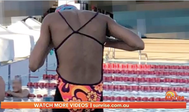 Kỳ lạ nam vận động viên bị ép mặc bikini thi đấu dưới nước - 1