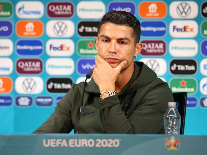 Ronaldo sắp đá kỳ EURO thứ 5: Bất ngờ nói về tương lai, Juventus lo nơm nớp - 1