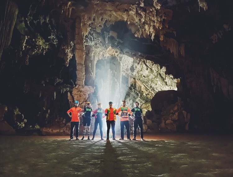 Khám phá tour thám hiểm hang động Quảng Bình với giá thấp kỷ lục