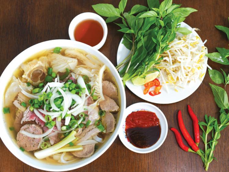 Phở Sài Gòn phải ăn kèm giá - rau thơm và sự khác biệt với phở Hà Nội, Nam Định