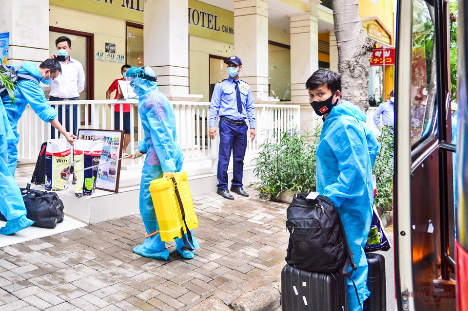 Tuyển Việt Nam về đến khách sạn ở TP.HCM, bắt đầu 7 ngày cách ly - 12