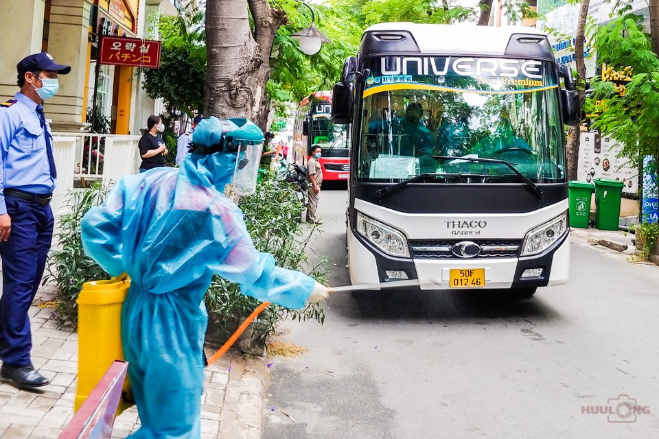 Tuyển Việt Nam về đến khách sạn ở TP.HCM, bắt đầu 7 ngày cách ly - 18