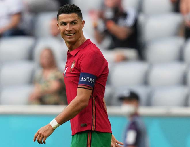 Ronaldo cởi áo khoe bụng “6 múi” ở tuổi 36, fan trầm trồ nói điều bất ngờ - 1