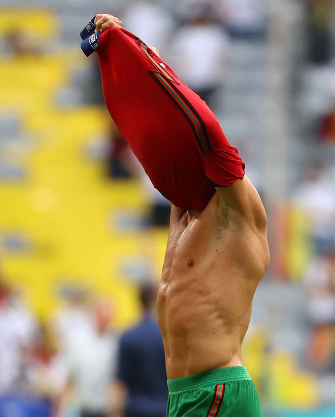 Ronaldo cởi áo khoe bụng “6 múi” ở tuổi 36, fan trầm trồ nói điều bất ngờ - 2