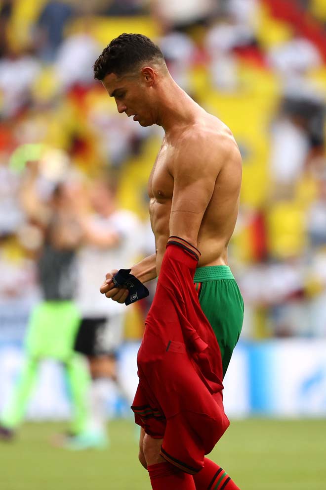 Ronaldo cởi áo khoe bụng “6 múi” ở tuổi 36, fan trầm trồ nói điều bất ngờ - 4