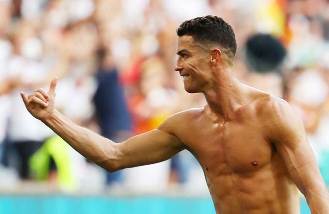 Ronaldo cởi áo khoe bụng “6 múi” ở tuổi 36, fan trầm trồ nói điều bất ngờ - 5