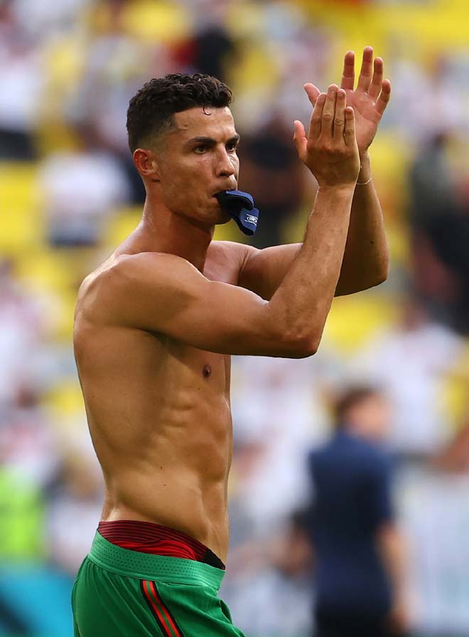 Ronaldo cởi áo khoe bụng “6 múi” ở tuổi 36, fan trầm trồ nói điều bất ngờ - 7