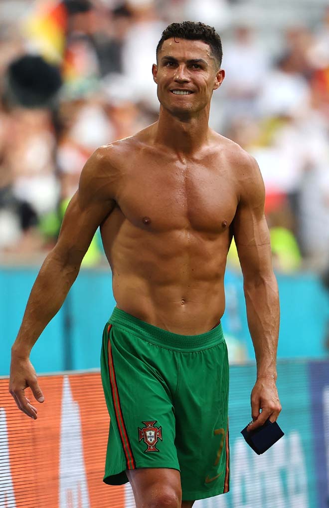 Ronaldo cởi áo khoe bụng “6 múi” ở tuổi 36, fan trầm trồ nói điều bất ngờ - 8