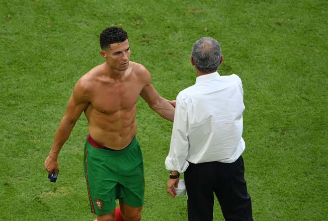 Ronaldo cởi áo khoe bụng “6 múi” ở tuổi 36, fan trầm trồ nói điều bất ngờ - 9