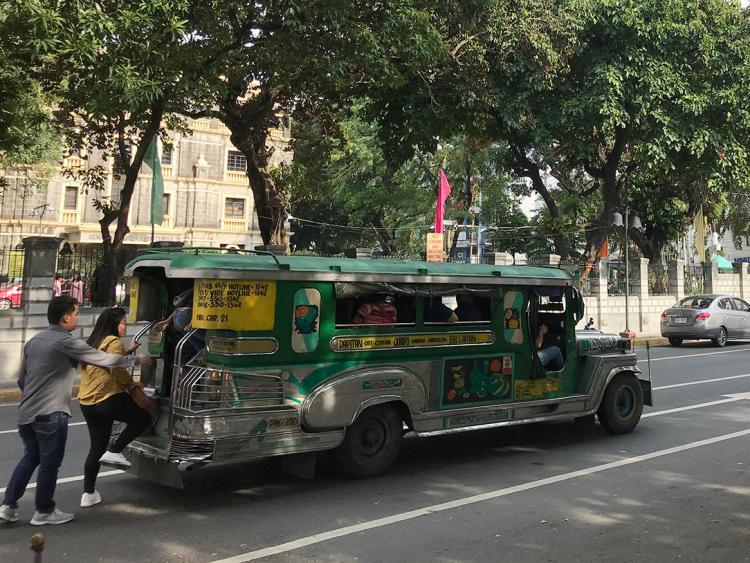 Thú vị những chiếc xe Jeepney đầy sắc màu ở Philippines