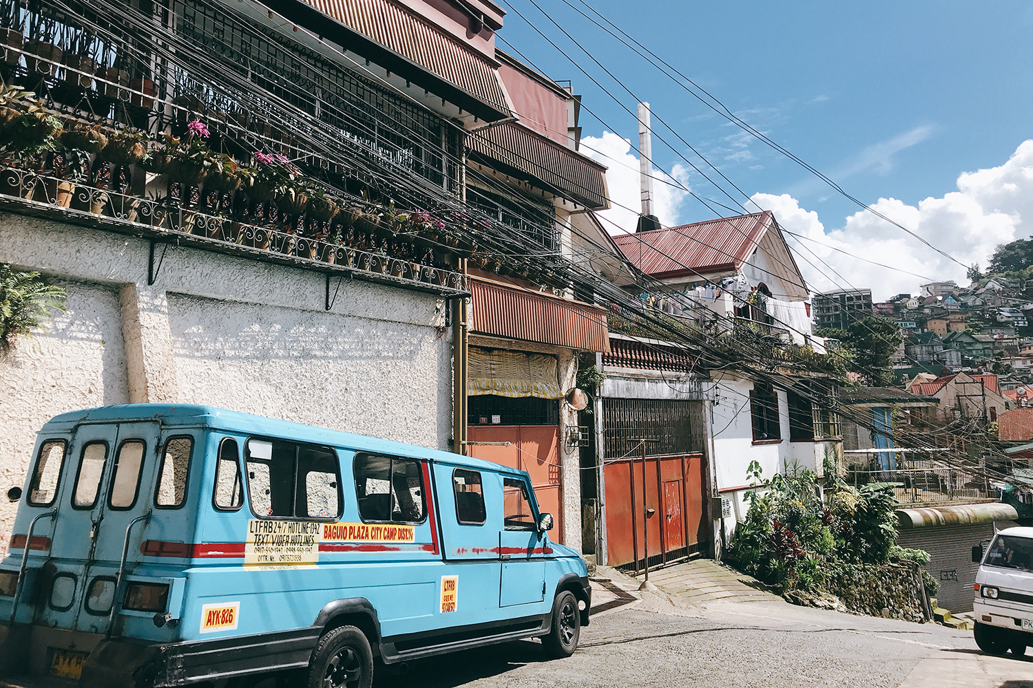 Thú vị những chiếc xe Jeepney đầy sắc màu ở Philippines - 1