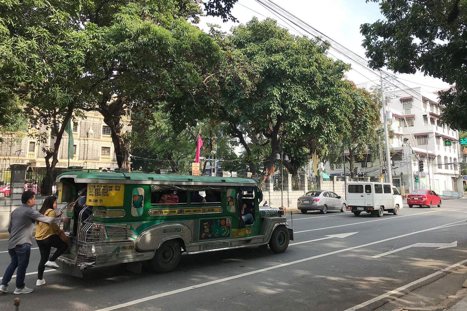 Thú vị những chiếc xe Jeepney đầy sắc màu ở Philippines - 2
