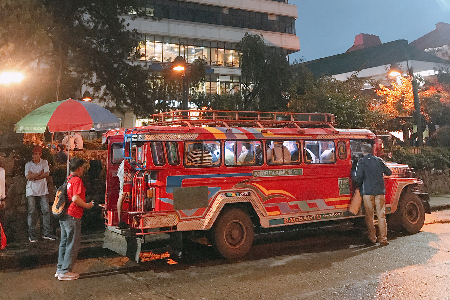Thú vị những chiếc xe Jeepney đầy sắc màu ở Philippines - 9