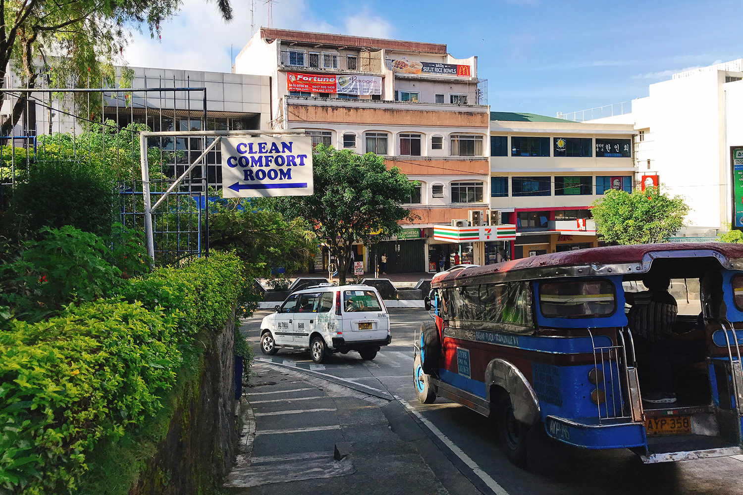 Thú vị những chiếc xe Jeepney đầy sắc màu ở Philippines - 11