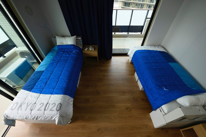 Đòn quyết định để cấm “chuyện ấy” ở Olympic: Giường làm bằng giấy? - 1