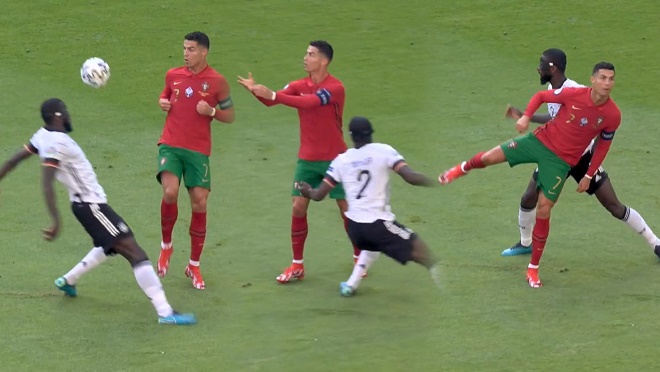 Ronaldo phô diễn kỹ thuật điêu luyện, bị huyền thoại Đức chê &#34;ngớ ngẩn&#34; - 1