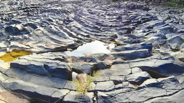 Cảnh tượng kỳ vĩ quần thể đá cổ mới phát hiện ở Gia Lai - 1