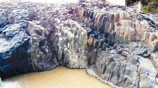 Cảnh tượng kỳ vĩ quần thể đá cổ mới phát hiện ở Gia Lai - 2