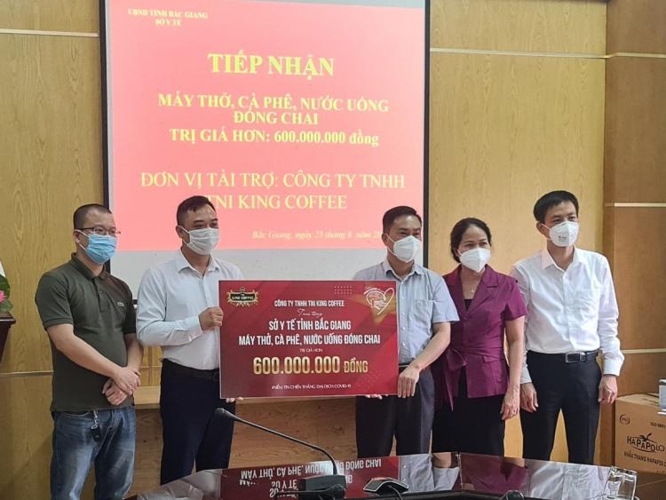 TNI King Coffee tặng cà phê, nước suối, máy thở cho bệnh viện dã chiến