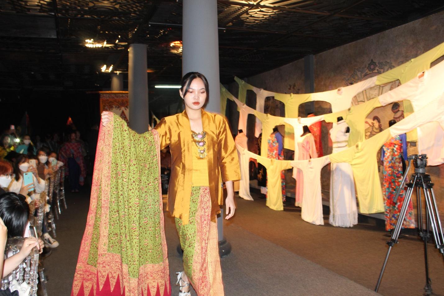 Áo dài - Batik: Sự giao thoa giữa di sản văn hóa - 4