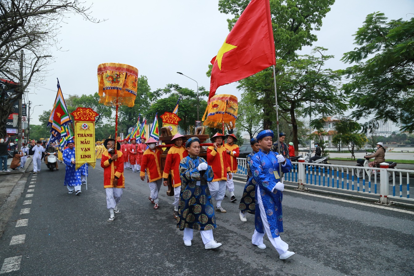 Lễ hội Điện Huệ Nam: Carnival dân gian đầy màu sắc trên dòng sông Hương - 17