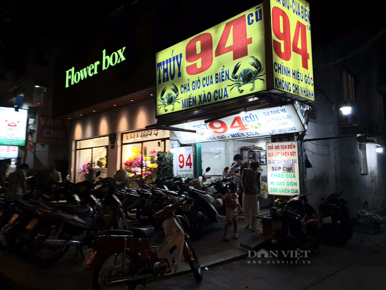 Quán chả giò, miến cua nổi tiếng ở trung tâm Sài Gòn, có đặc sản cua lột nổi như cồn - 4