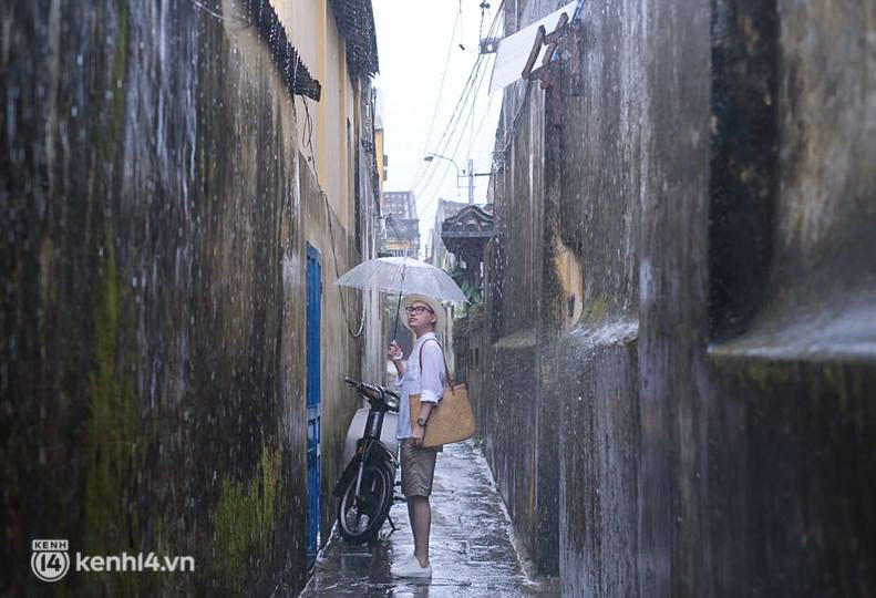 Tình trạng du lịch Huế - Đà Nẵng mấy ngày qua: Du khách “khóc thét” vì chuyến đi bão tố đúng nghĩa đen! - 10