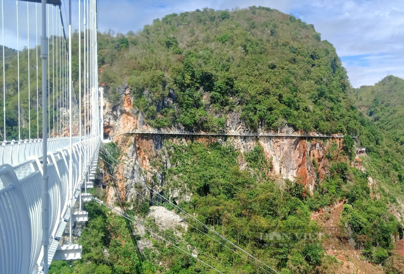Cây cầu kính dài nhất thế giới nằm ở Sơn La mang tên 