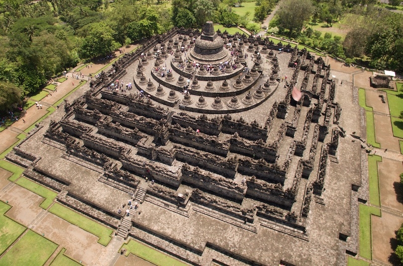 Cảm nhận không gian yên bình tại những ngôi đền ở Indonesia - 1