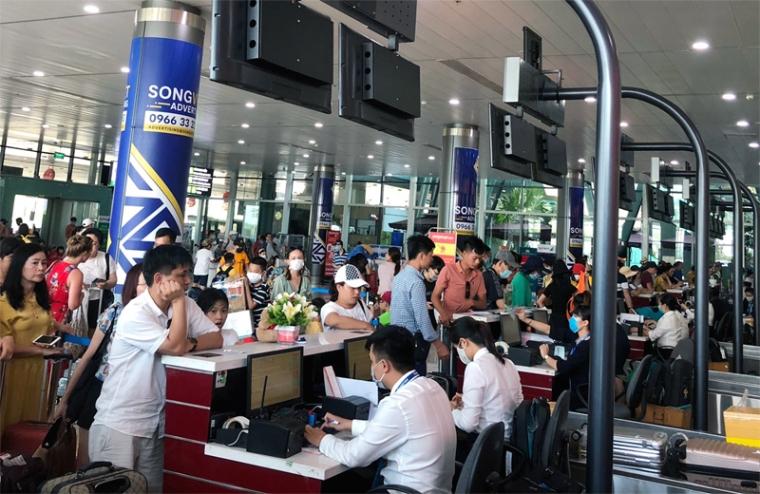 Sân bay Phù Cát đóng cửa 10 ngày, cơn náo loạn của dân du lịch - 1